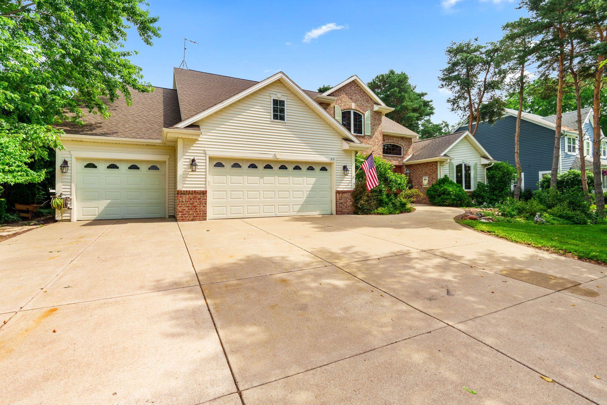 Wisconsin Lake Home for sale (MLS#: 1925786) at 412  Sand Hill Ln, in Dousman, Wisconsin. (9 of 57)