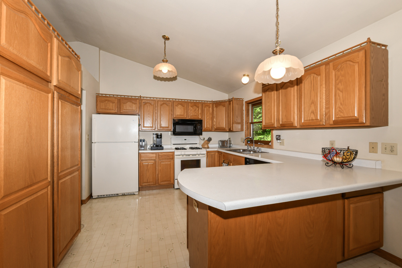 Wisconsin Lake Home for sale (MLS#: 1926095) at 142  Riverside Dr, in Waterford, Wisconsin. (12 of 39)