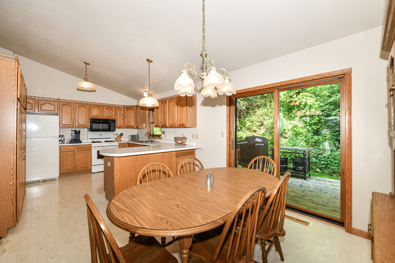 Wisconsin Lake Home for sale (MLS#: 1926095) at 142  Riverside Dr, in Waterford, Wisconsin. (14 of 39)