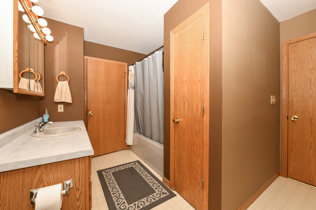 Wisconsin Lake Home for sale (MLS#: 1926095) at 142  Riverside Dr, in Waterford, Wisconsin. (20 of 39)