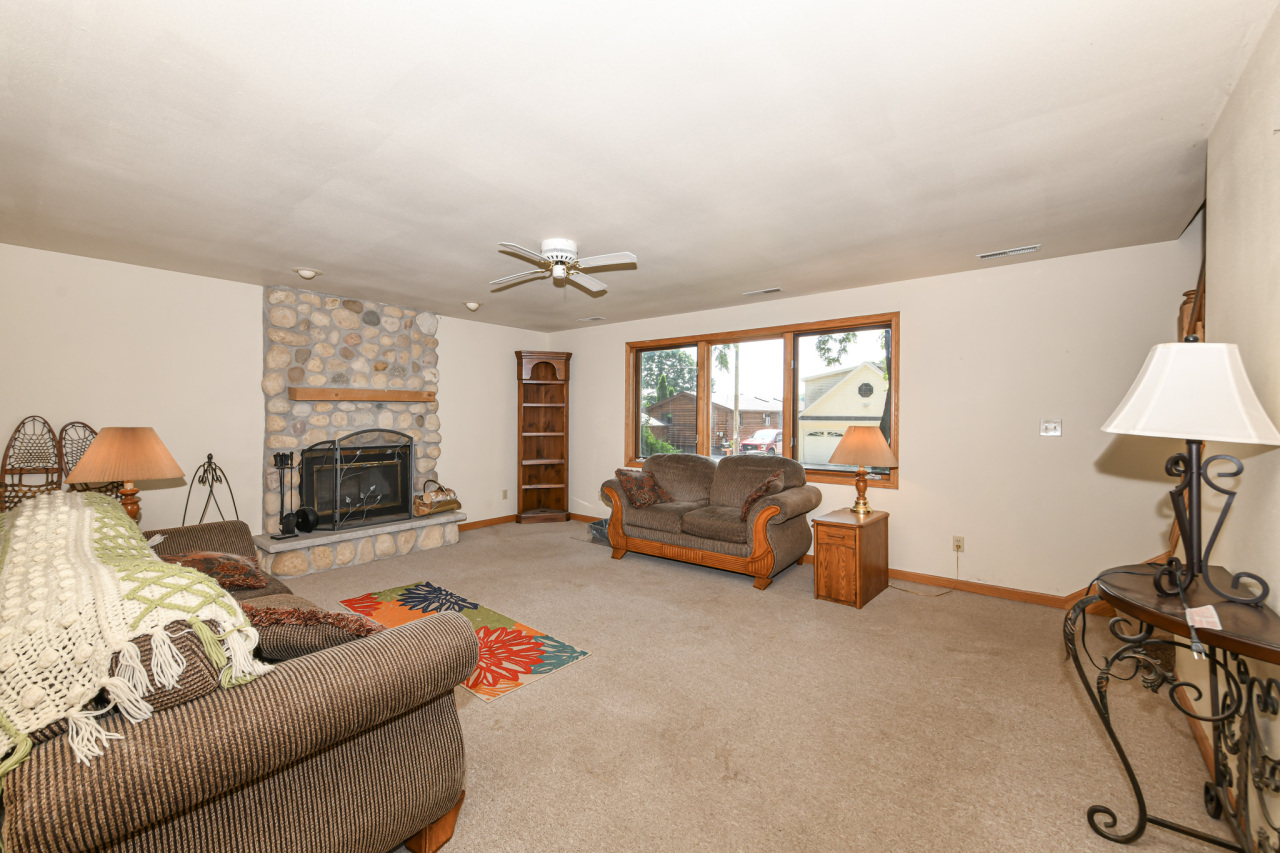 Wisconsin Lake Home for sale (MLS#: 1926095) at 142  Riverside Dr, in Waterford, Wisconsin. (6 of 39)