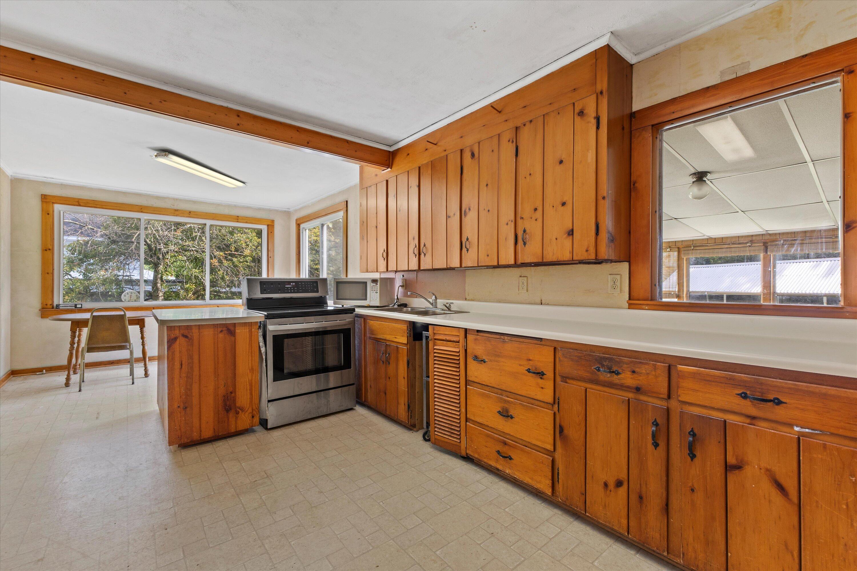 Wisconsin Lake Home for sale (MLS#: 1926600) at 1310 S Whitewater Ave, in Jefferson, Wisconsin. (9 of 55)