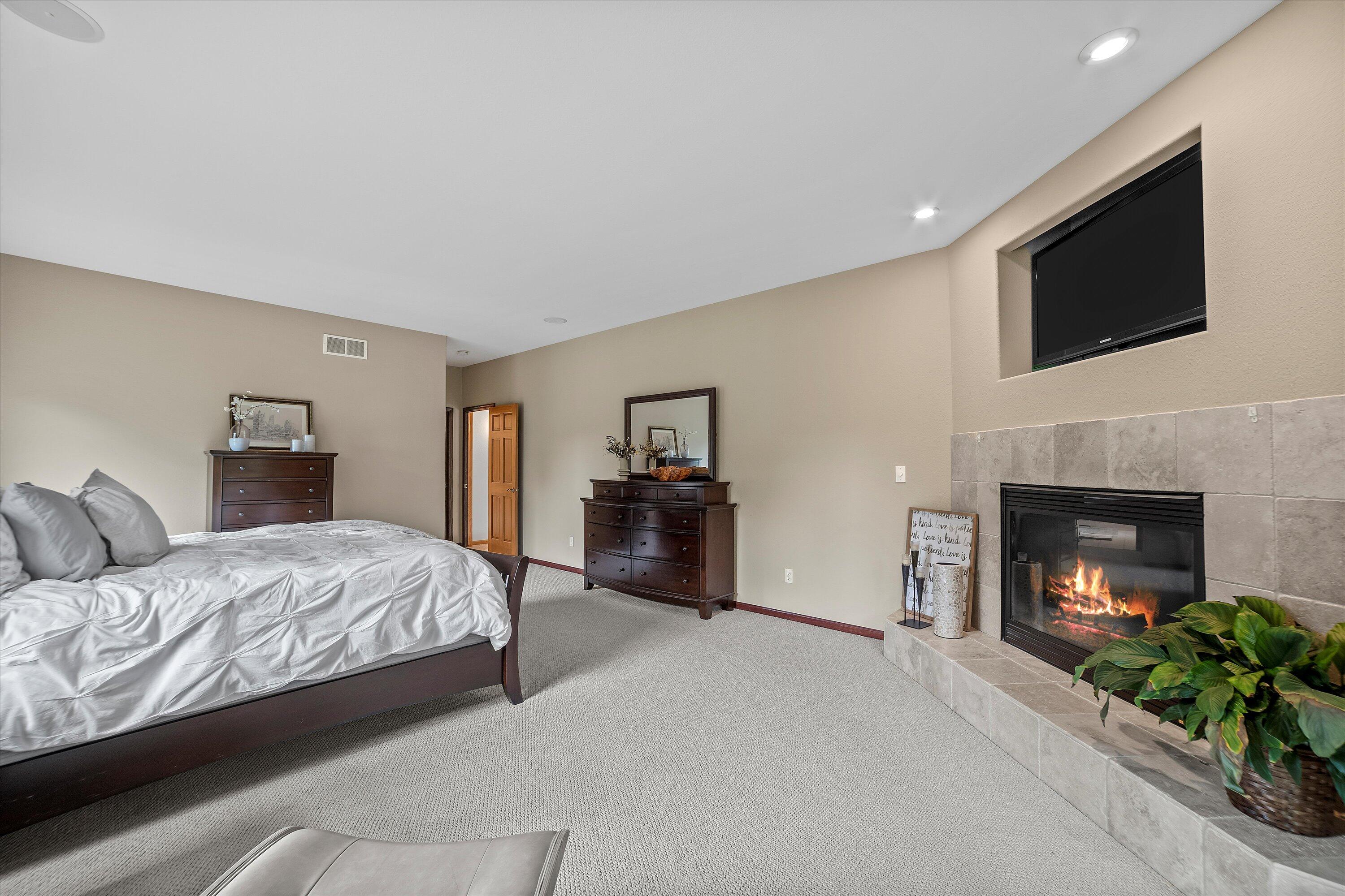 Wisconsin Lake Home for sale (MLS#: 1926653) at W354N5000  Road T -, in Oconomowoc, Wisconsin. (33 of 81)