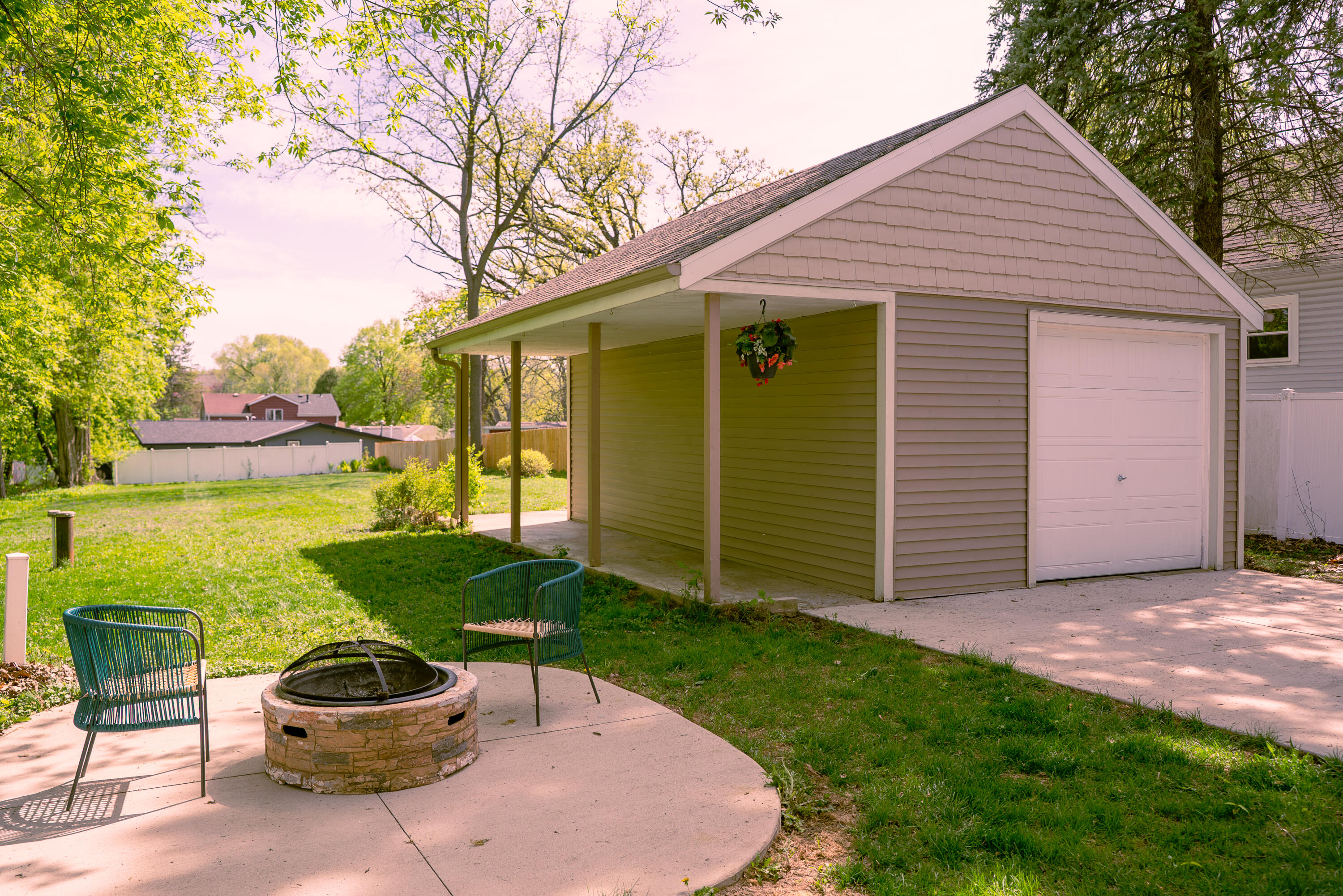 Wisconsin Lake Home for sale (MLS#: 1926825) at N21W29727  Glen Cove Rd, in Delafield, Wisconsin. (6 of 51)