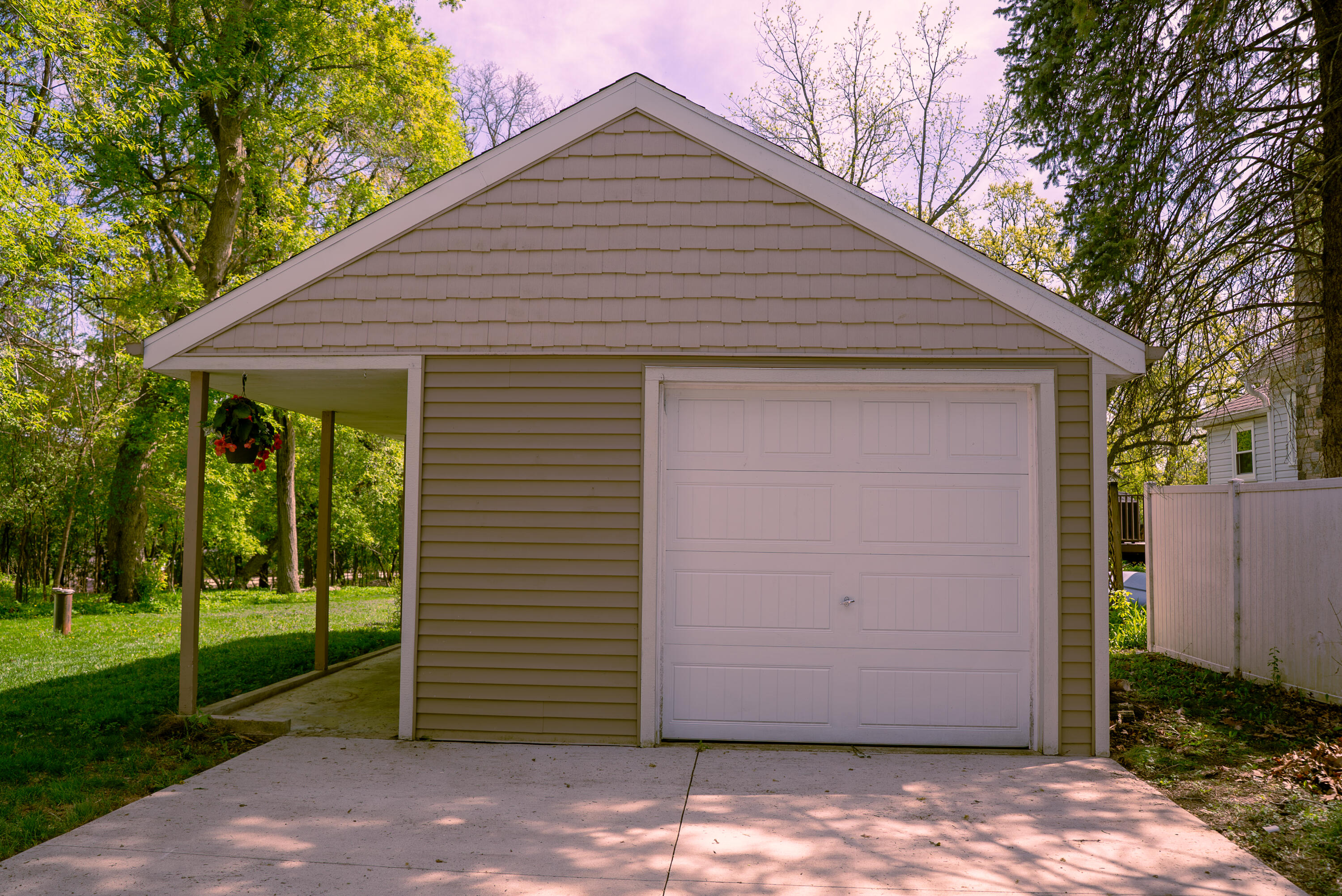 Wisconsin Lake Home for sale (MLS#: 1926825) at N21W29727  Glen Cove Rd, in Delafield, Wisconsin. (8 of 51)