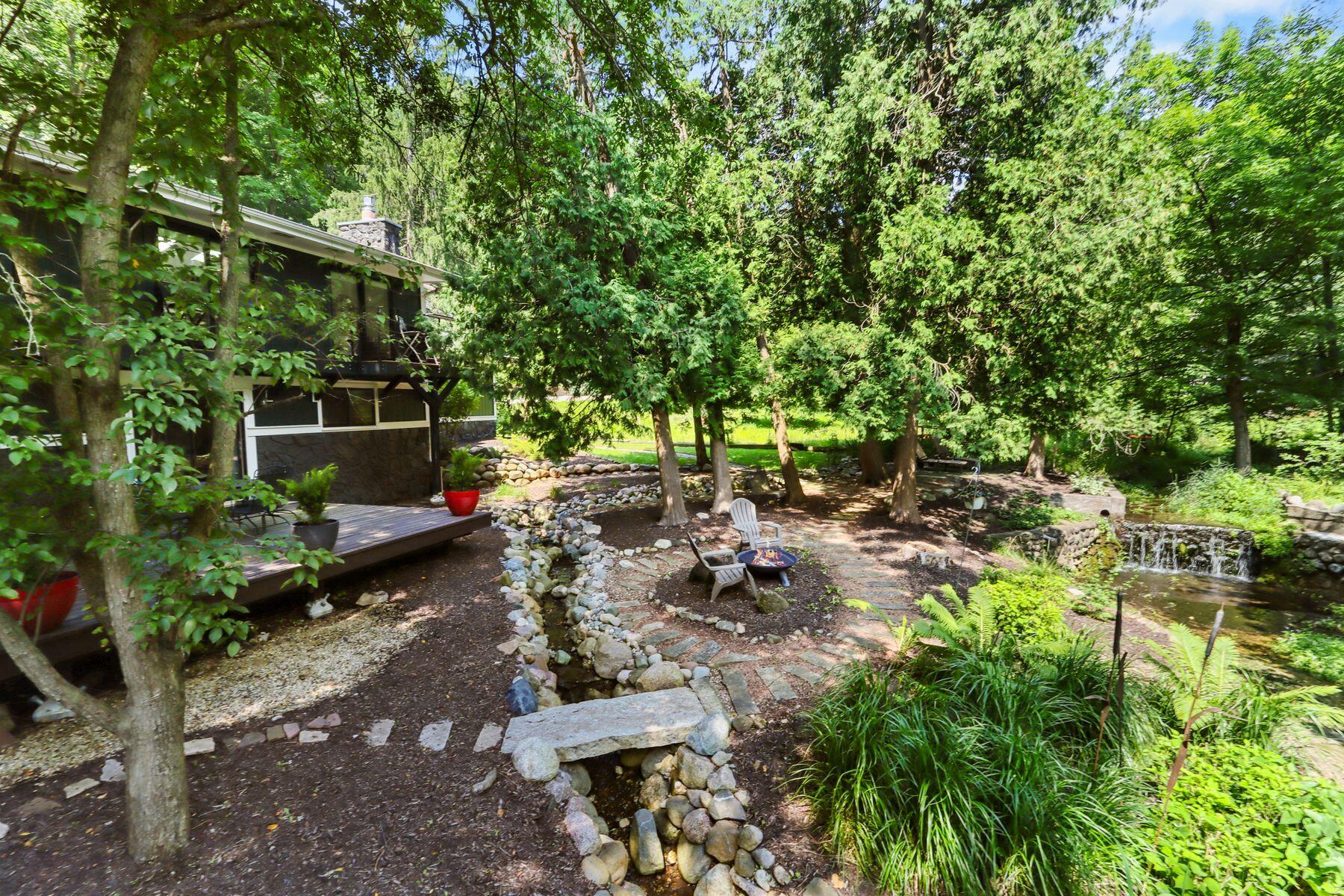 Wisconsin Lake Home for sale (MLS#: 1926827) at 350 S Lower Gardens Rd, in Fontana, Wisconsin. (2 of 38)