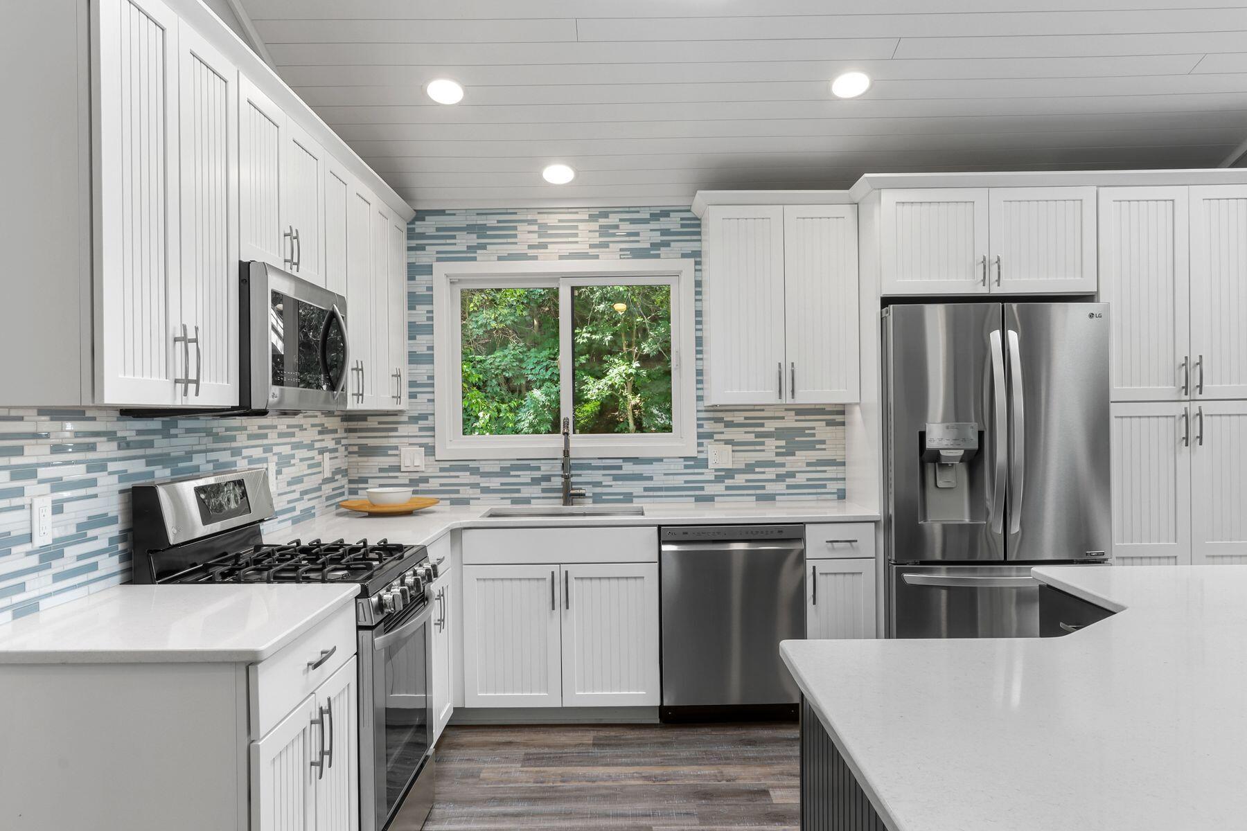 Wisconsin Lake Home for sale (MLS#: 1926827) at 350 S Lower Gardens Rd, in Fontana, Wisconsin. (11 of 38)