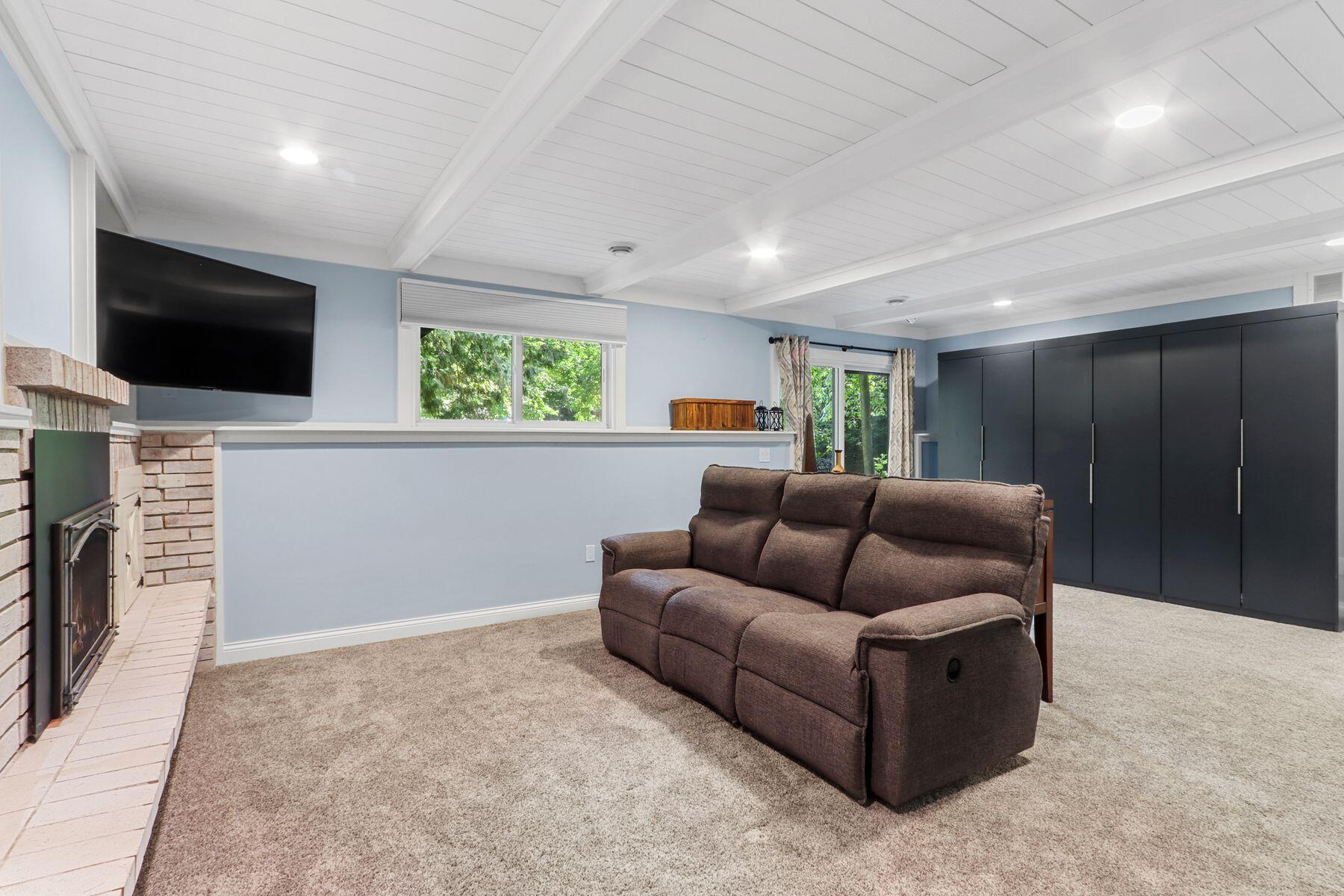 Wisconsin Lake Home for sale (MLS#: 1926827) at 350 S Lower Gardens Rd, in Fontana, Wisconsin. (18 of 38)
