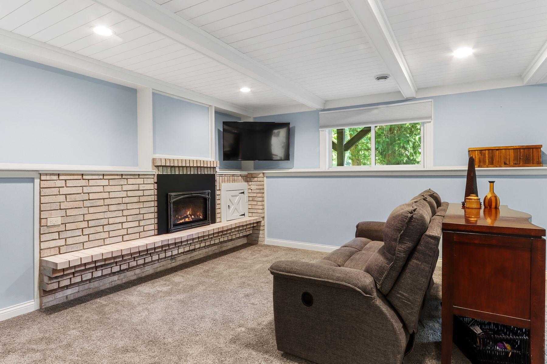 Wisconsin Lake Home for sale (MLS#: 1926827) at 350 S Lower Gardens Rd, in Fontana, Wisconsin. (20 of 38)