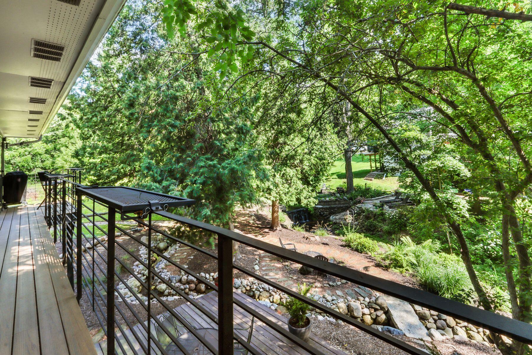 Wisconsin Lake Home for sale (MLS#: 1926827) at 350 S Lower Gardens Rd, in Fontana, Wisconsin. (8 of 38)