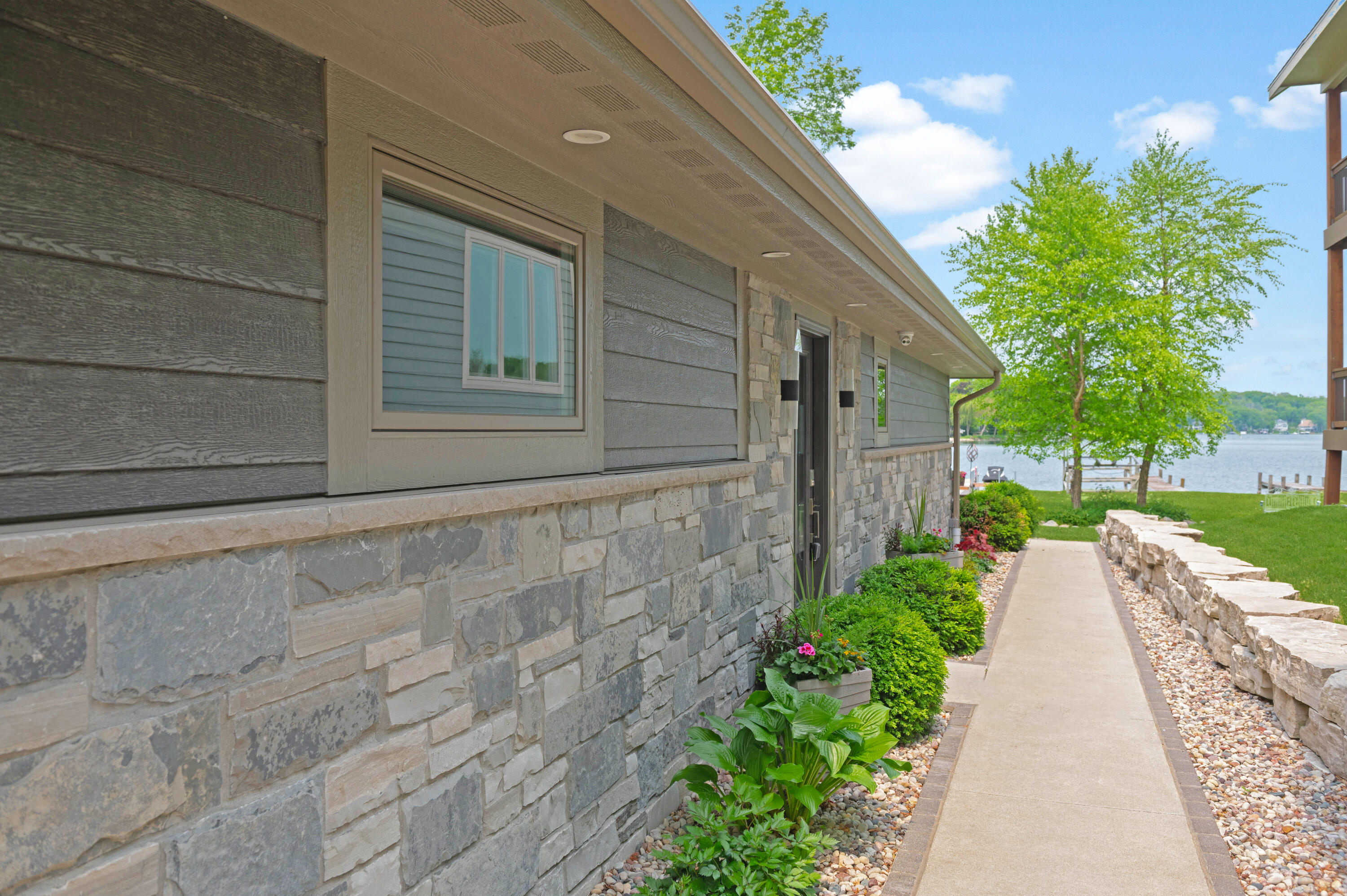Wisconsin Lake Home for sale (MLS#: 1927023) at N28W27558  Peninsula Dr, in Pewaukee, Wisconsin. (19 of 36)