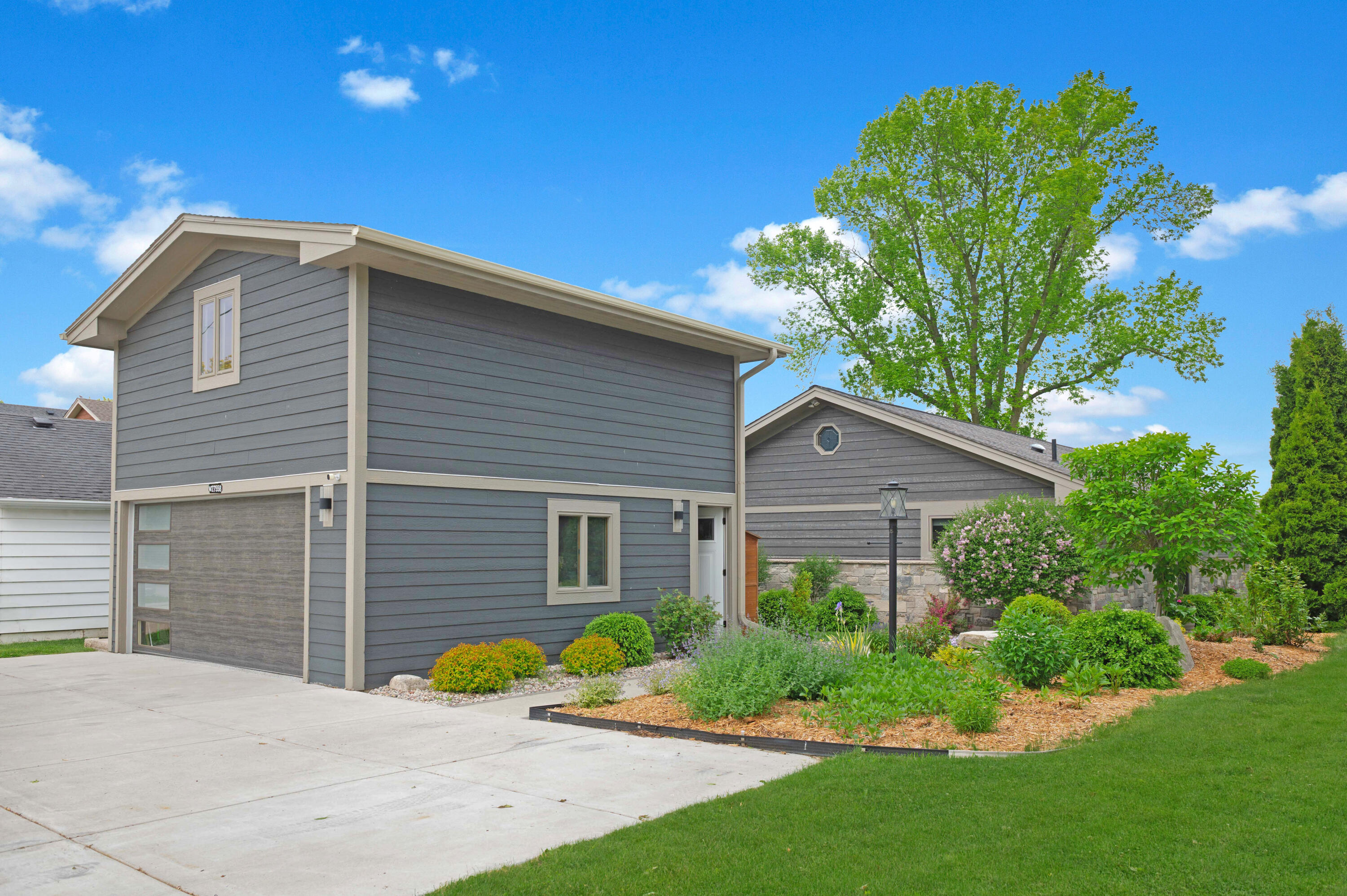 Wisconsin Lake Home for sale (MLS#: 1927023) at N28W27558  Peninsula Dr, in Pewaukee, Wisconsin. (26 of 36)
