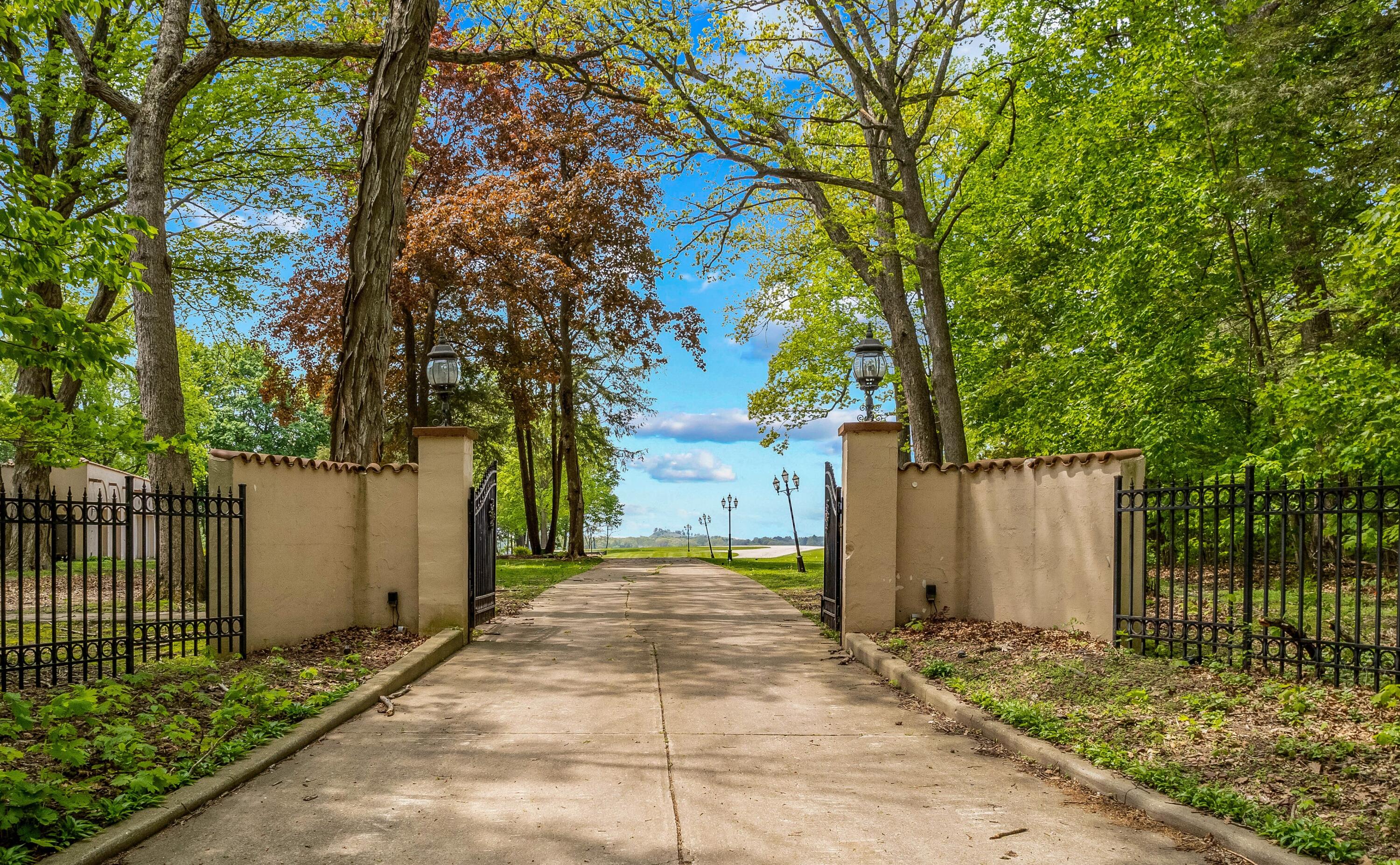 Wisconsin Lake Home for sale (MLS#: 1927293) at 4545 N Hewitts Point Rd, in Oconomowoc Lake, Wisconsin. (4 of 7)
