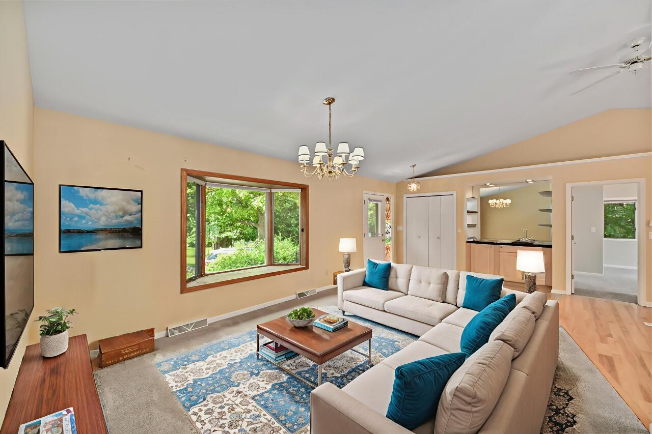 Wisconsin Lake Home for sale (MLS#: 1927676) at 4605  Riverside Rd, in Waterford, Wisconsin. (7 of 60)