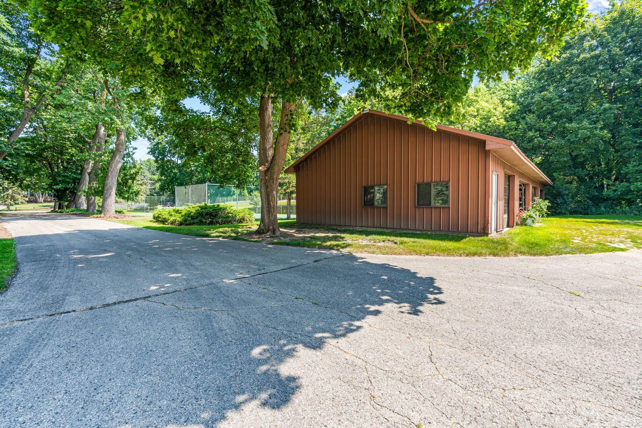 Wisconsin Lake Home for sale (MLS#: 1928516) at 1  Earling Ct, in Oconomowoc Lake, Wisconsin. (18 of 35)