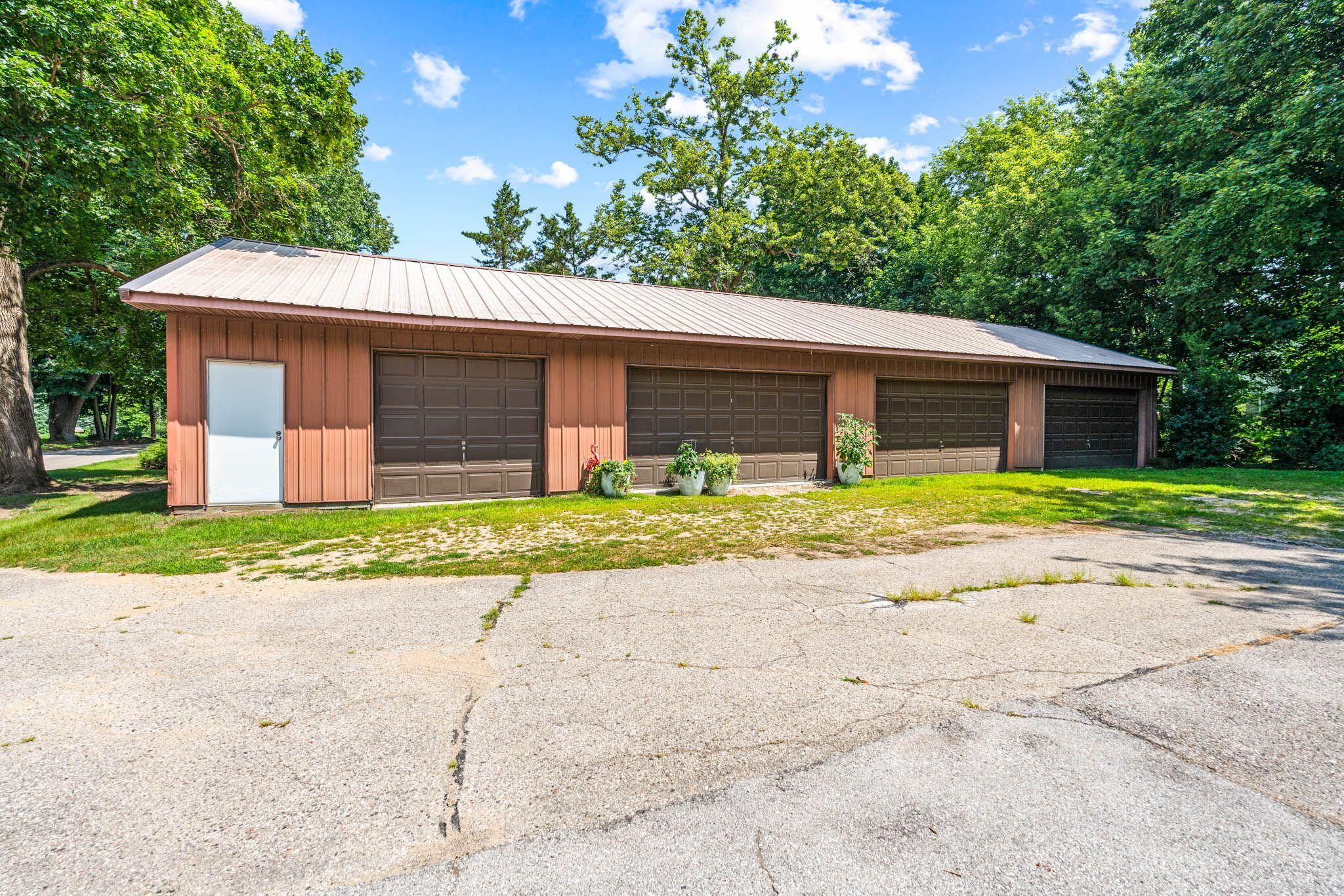 Wisconsin Lake Home for sale (MLS#: 1928516) at 1  Earling Ct, in Oconomowoc Lake, Wisconsin. (19 of 35)
