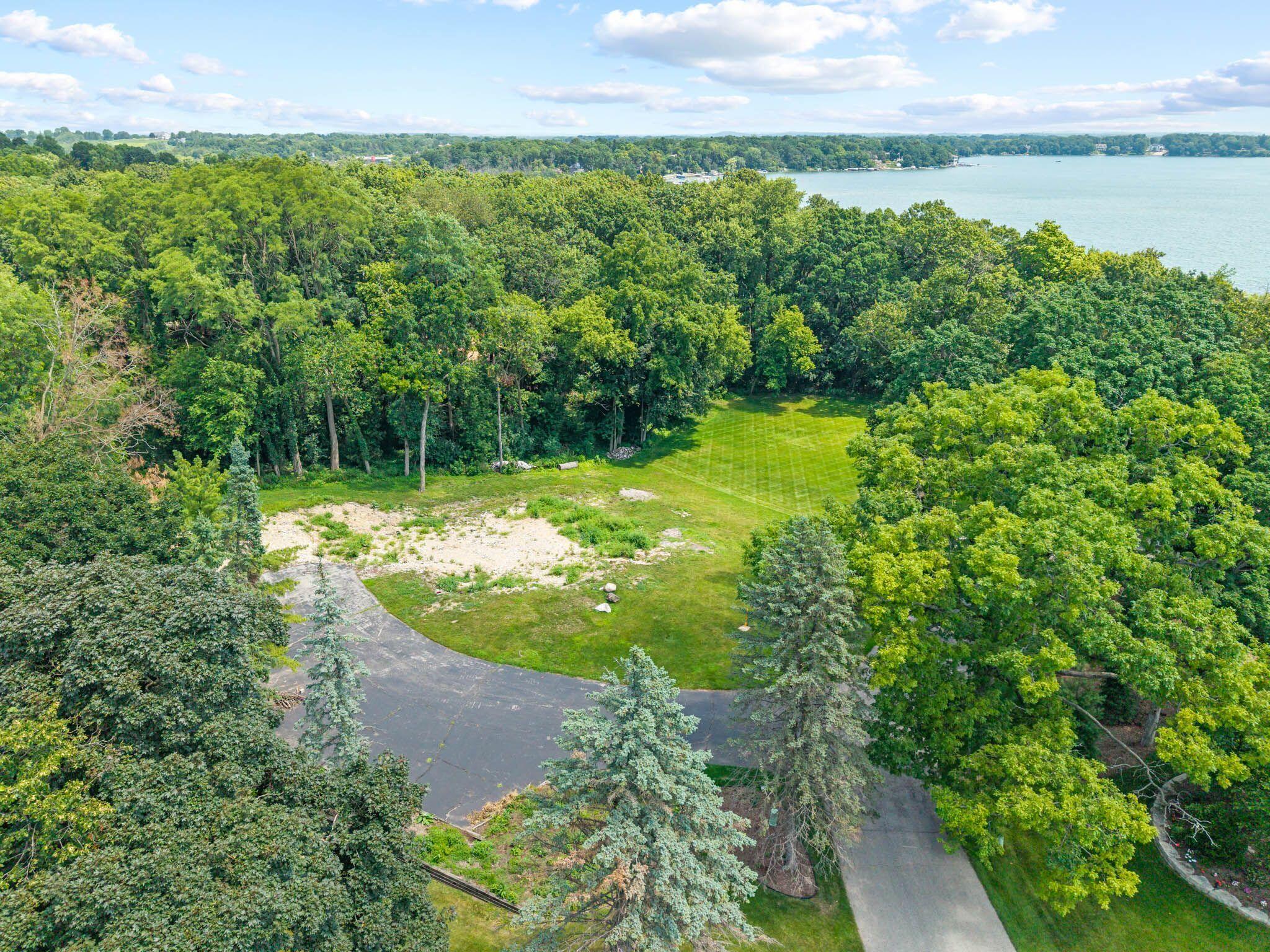 Wisconsin Lake Home for sale (MLS#: 1928516) at 1  Earling Ct, in Oconomowoc Lake, Wisconsin. (5 of 35)