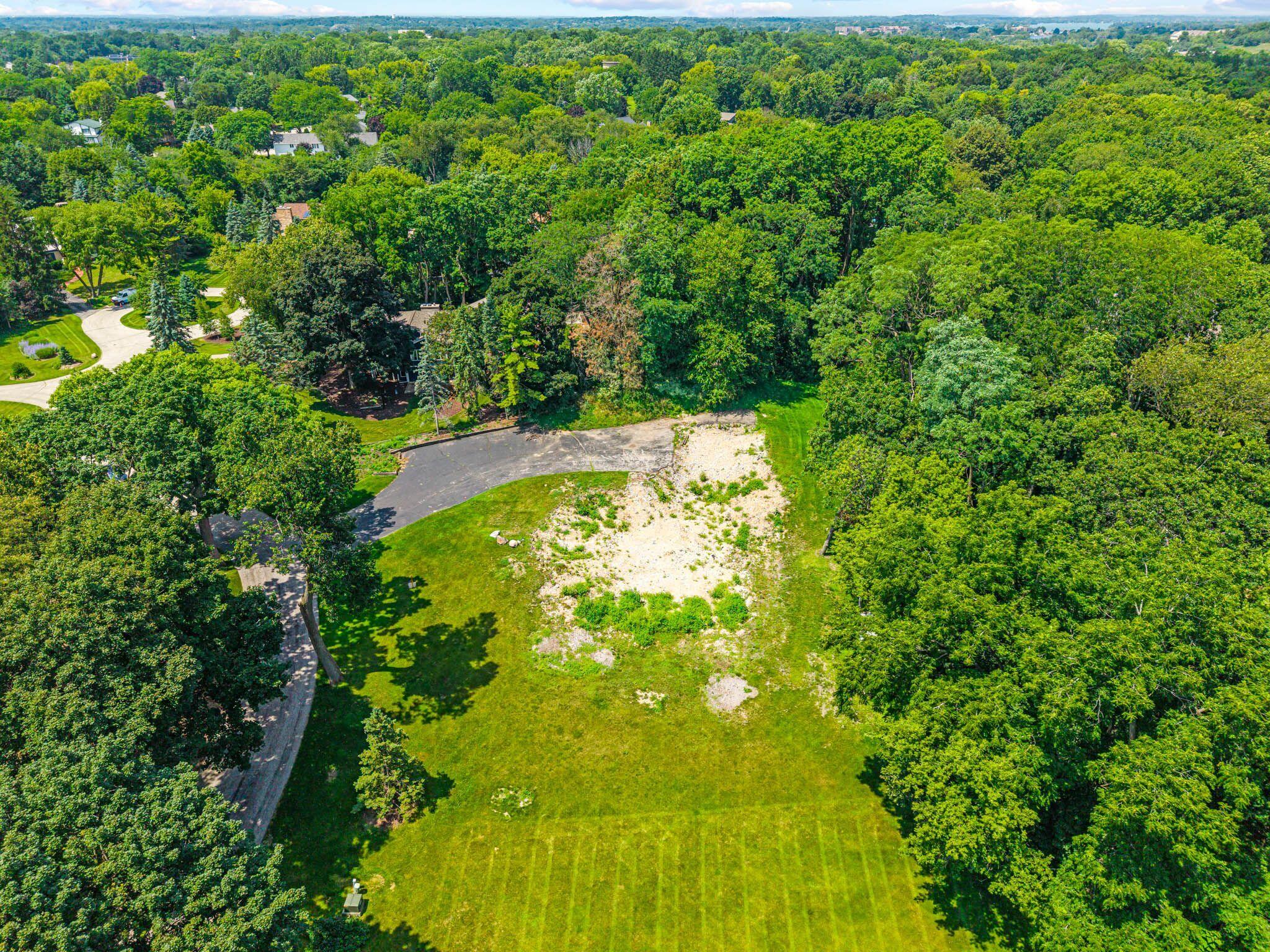 Wisconsin Lake Home for sale (MLS#: 1928516) at 1  Earling Ct, in Oconomowoc Lake, Wisconsin. (8 of 35)