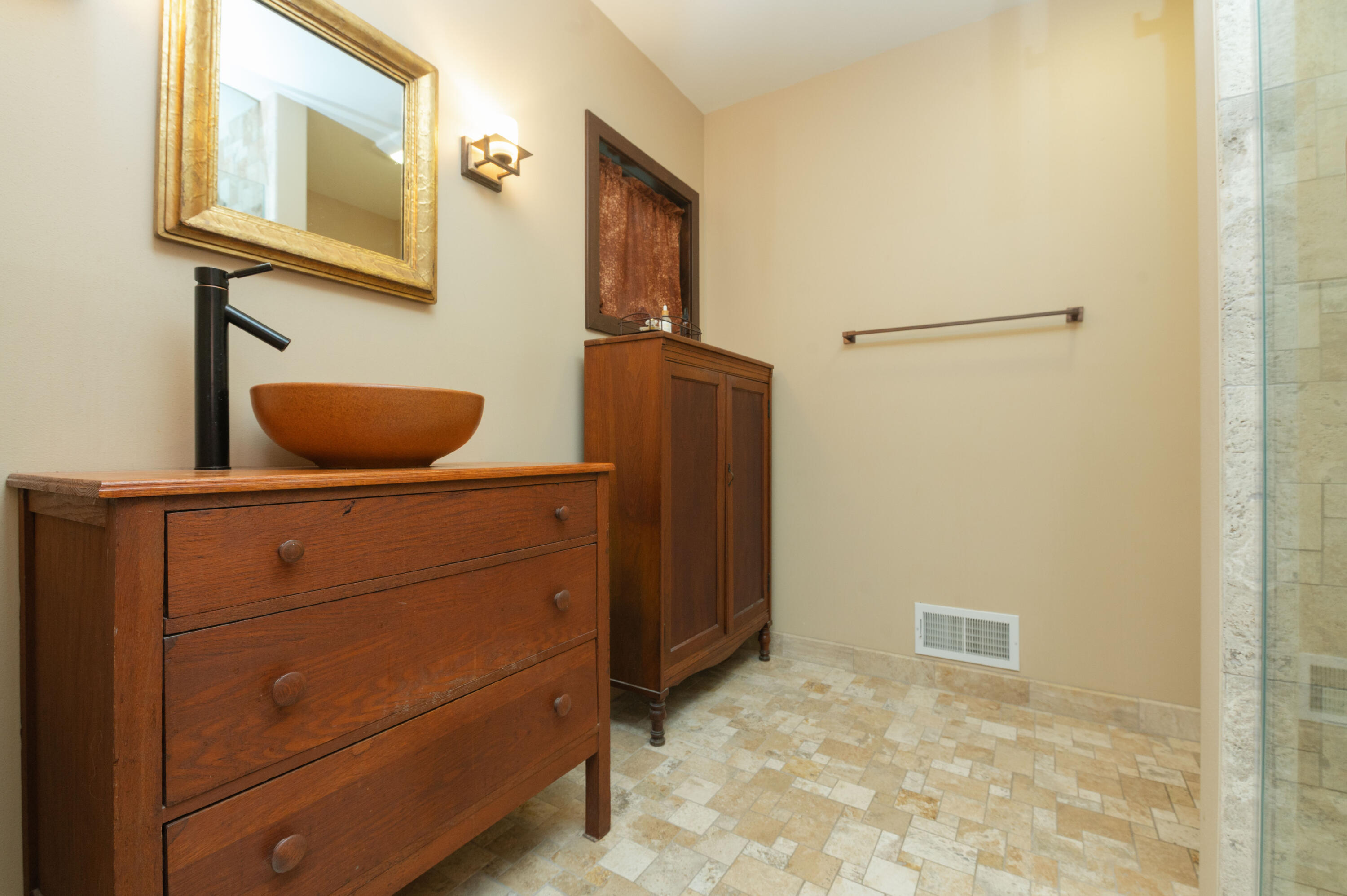 Wisconsin Lake Home for sale (MLS#: 1928661) at W352N6080  Bauers Ln, in Oconomowoc, Wisconsin. (12 of 44)