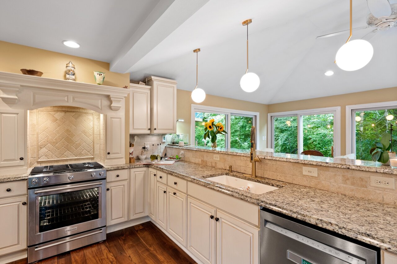 Wisconsin Lake Home for sale (MLS#: 1928867) at 3424 W Riviera Ct, in Mequon, Wisconsin. (14 of 55)