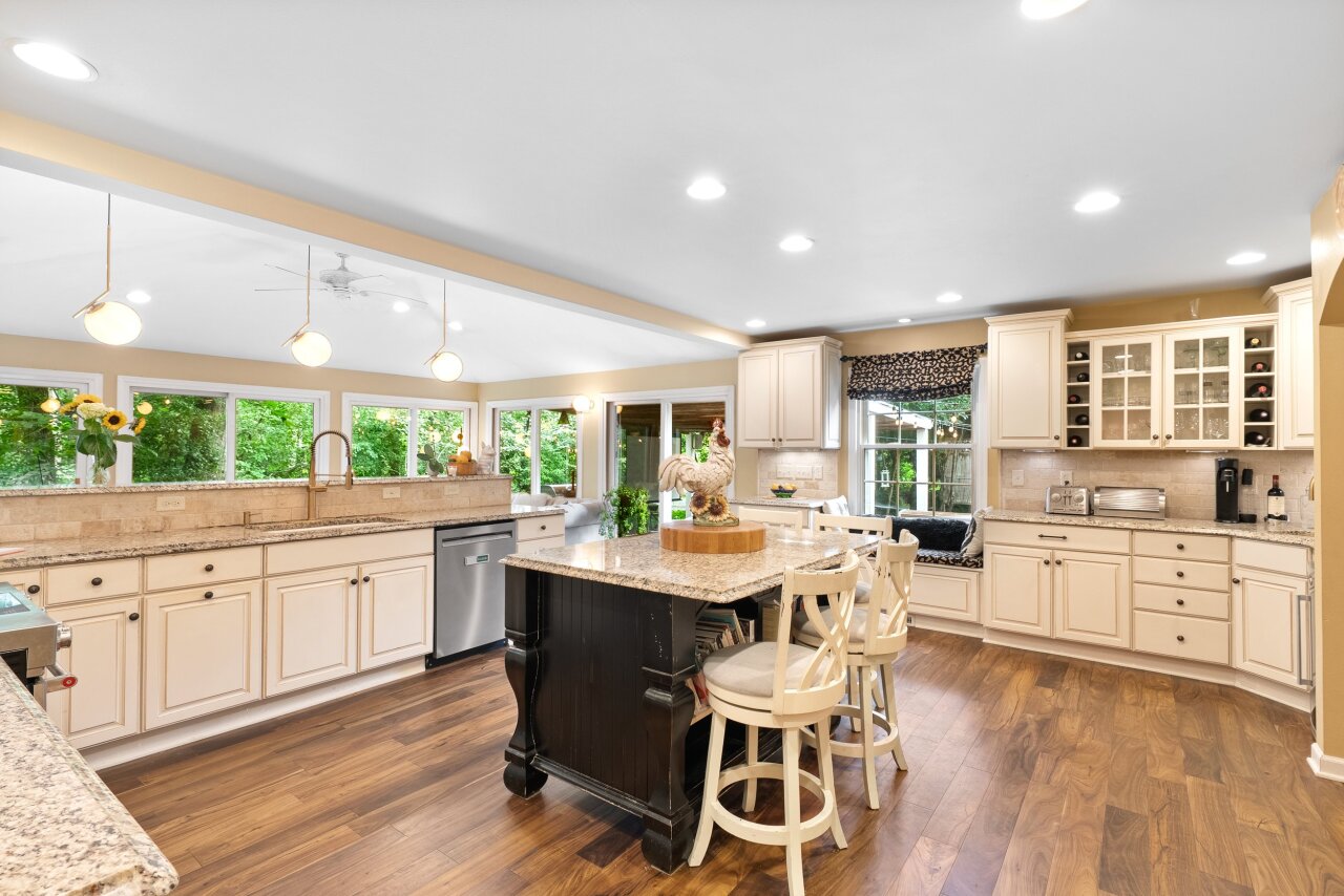 Wisconsin Lake Home for sale (MLS#: 1928867) at 3424 W Riviera Ct, in Mequon, Wisconsin. (18 of 55)