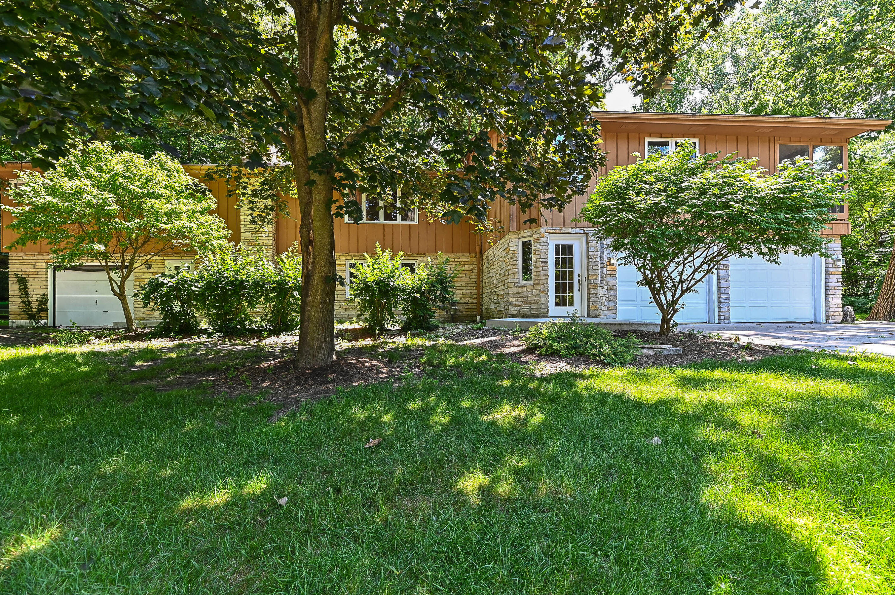 Wisconsin Lake Home for sale (MLS#: 1928875) at 2655  Driftwood Trl, in Burlington, Wisconsin. (4 of 45)