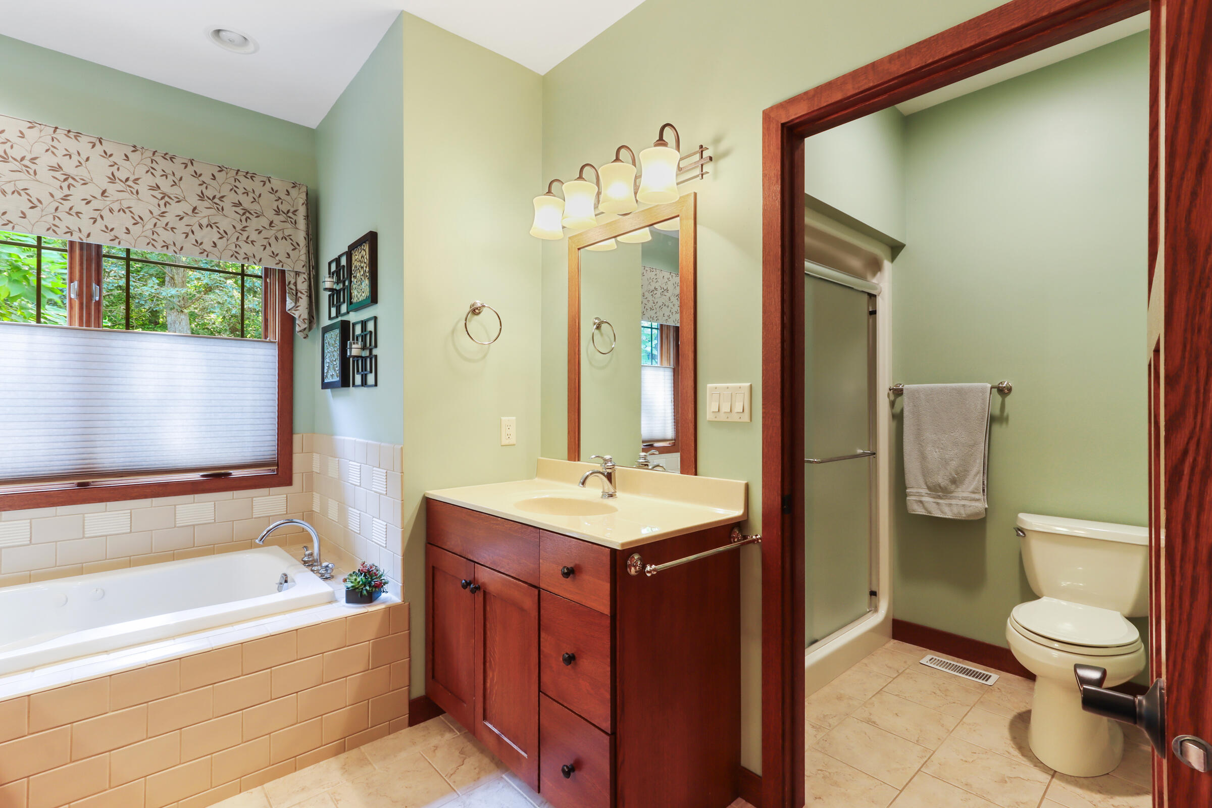 Wisconsin Lake Home for sale (MLS#: 1929275) at 4525  Silverwood Dr, in Delavan, Wisconsin. (17 of 47)