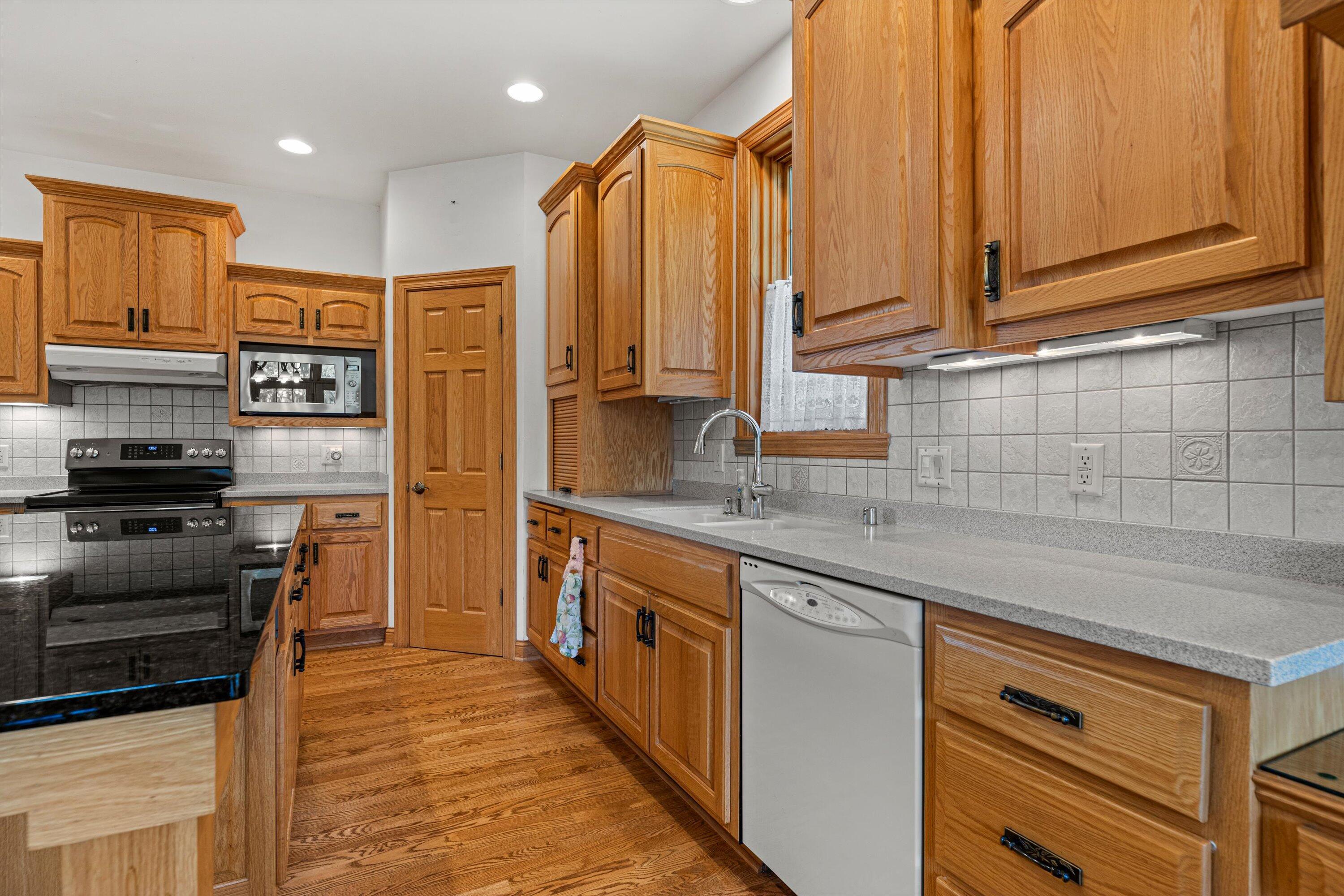 Wisconsin Lake Home for sale (MLS#: 1930044) at S94W23620  Kunzendorf Ct, in Vernon, Wisconsin. (31 of 68)