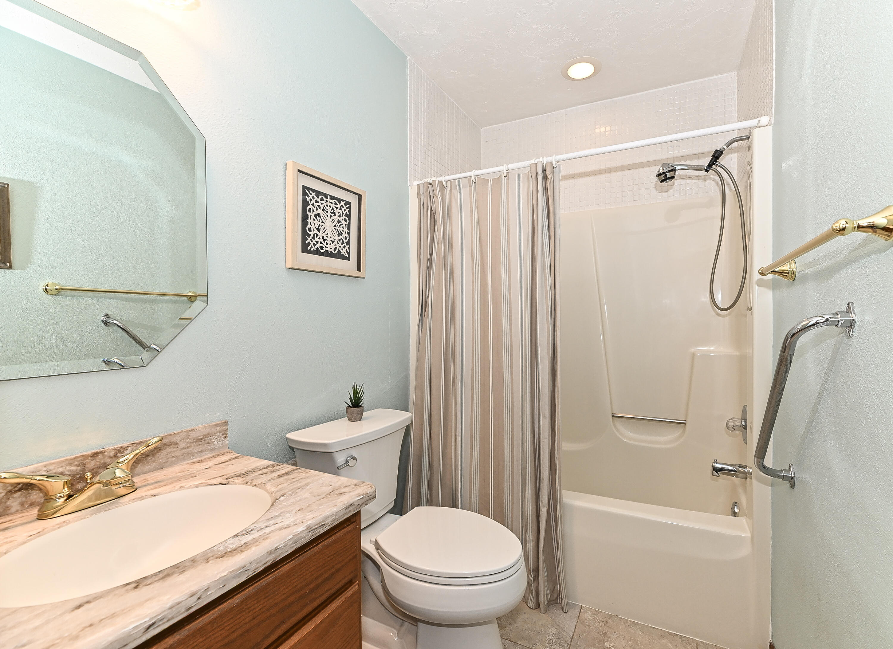 Wisconsin Lake Home for sale (MLS#: 1930579) at 4205 W Carmel Dr, in Franklin, Wisconsin. (16 of 23)