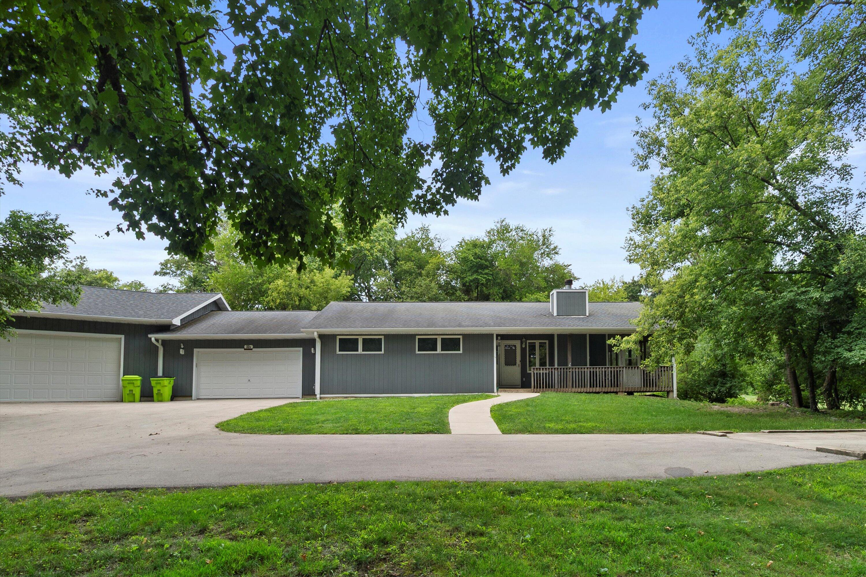 Wisconsin Lake Home for sale (MLS#: 1930876) at 32 S Walworth Ave, in Williams Bay, Wisconsin. (4 of 33)