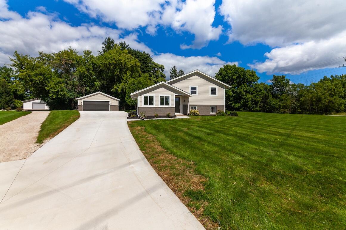 Wisconsin Lake Home for sale (MLS#: 1931572) at N20W28282  Oakton Rd, in Delafield, Wisconsin. (5 of 40)