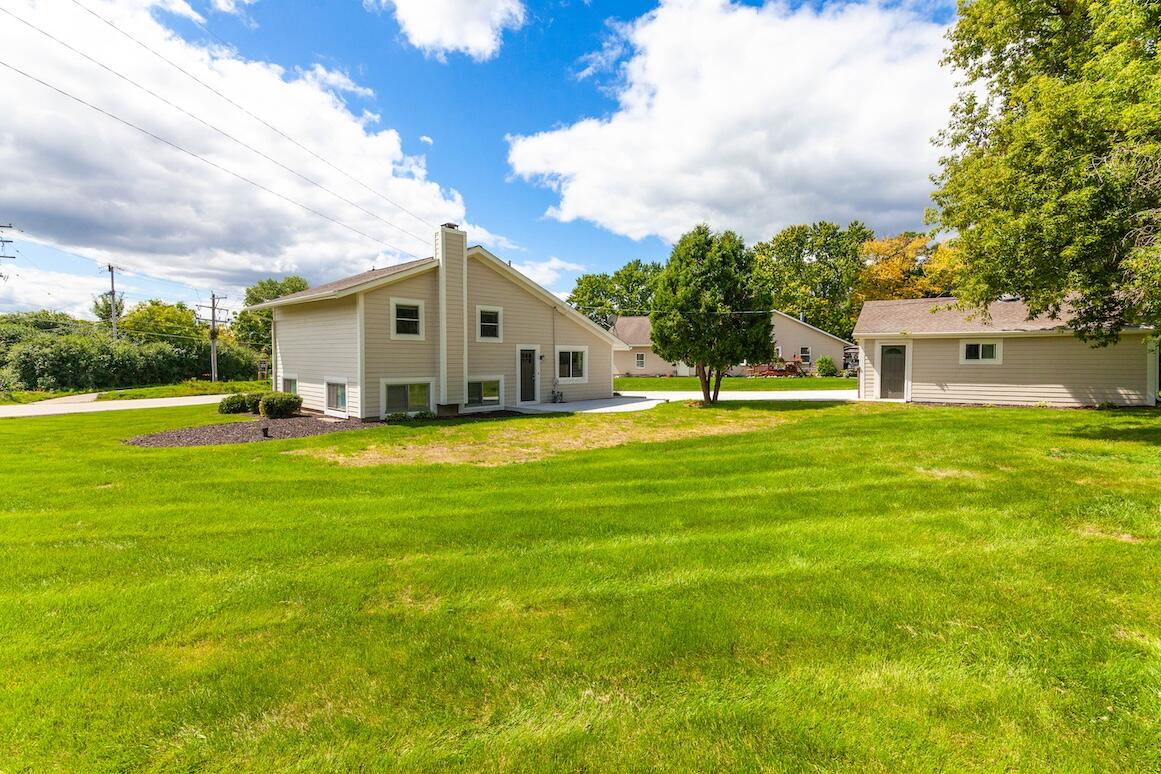 Wisconsin Lake Home for sale (MLS#: 1931572) at N20W28282  Oakton Rd, in Delafield, Wisconsin. (10 of 40)