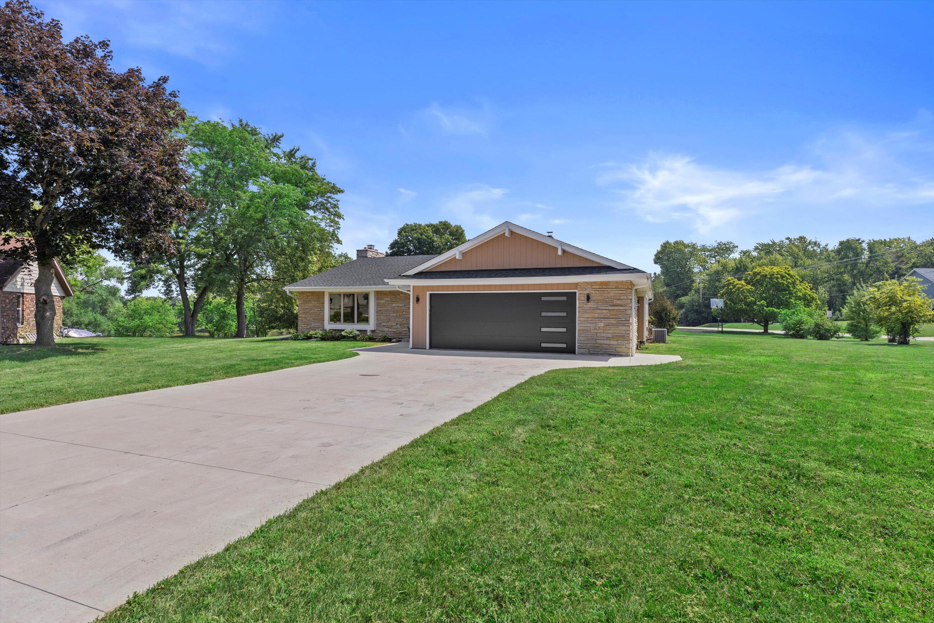 Wisconsin Lake Home for sale (MLS#: 1931688) at S76W12739  Cambridge Ct, in Muskego, Wisconsin. (6 of 62)