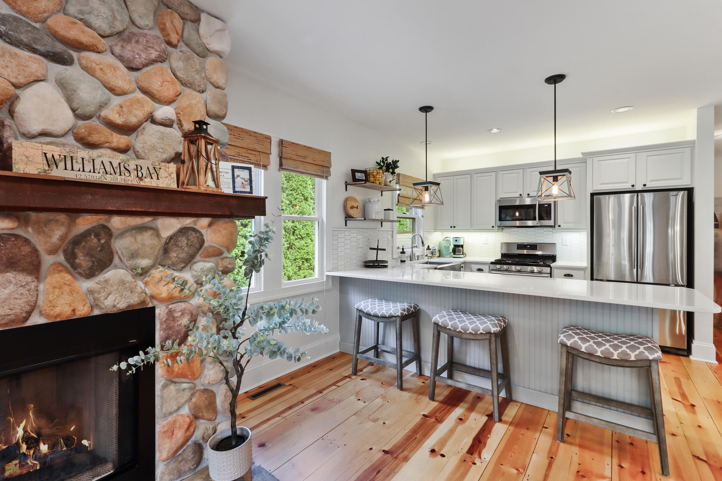 Wisconsin Lake Home for sale (MLS#: 1932034) at 5  Garfield Pkwy, in Williams Bay, Wisconsin. (10 of 52)
